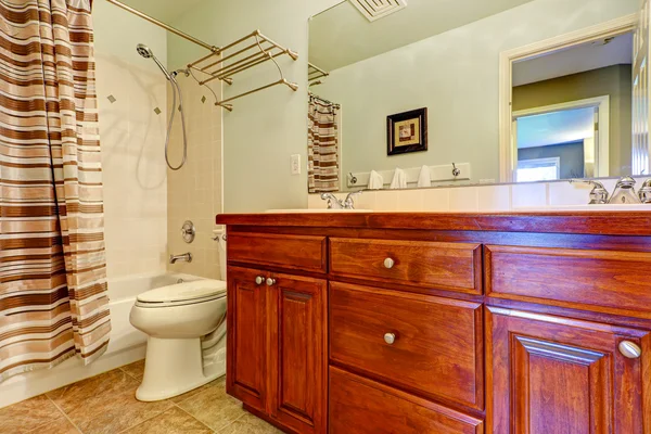 Banyo vanity çekmeceler ve iki lavabo ile dolap — Stok fotoğraf