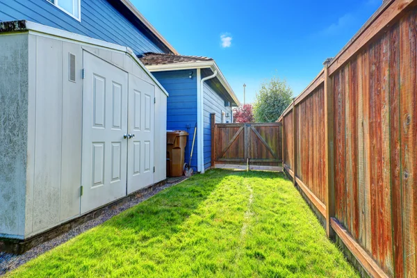 Kleine achtertuin gebied met schuur — Stockfoto