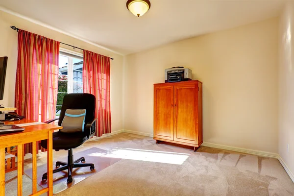 Eenvoudige kantoor kamer met houten kast — Stockfoto