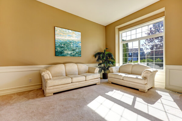 Гостиная со светлой мебелью
