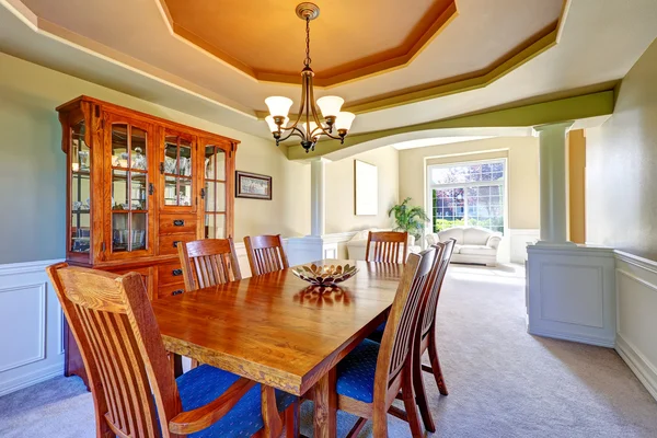 Comedor de lujo con columnas blancas y techo artesonado — Foto de Stock