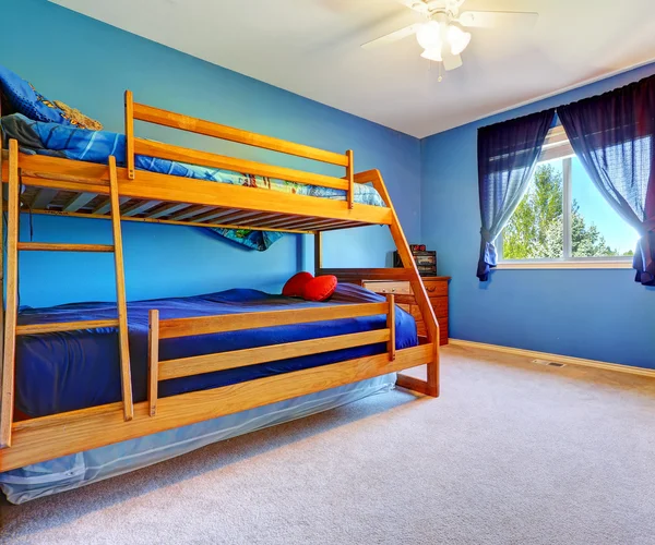 Heldere blauwe slaapkamer met bulk bed — Stockfoto