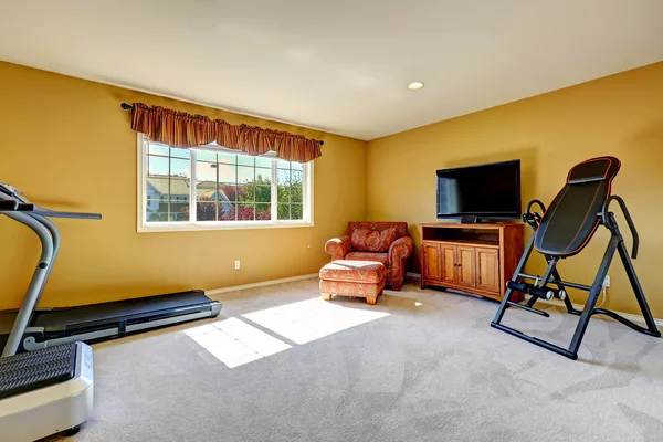 Sala de gimnasio en casa con equipos de ejercicio —  Fotos de Stock