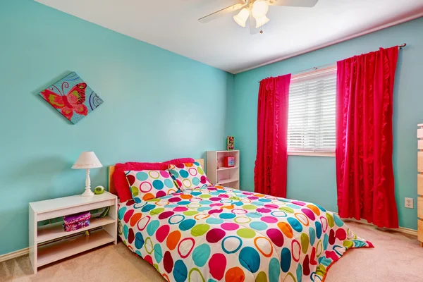 ターコイズ色で陽気な寝室のインテリア — ストック写真