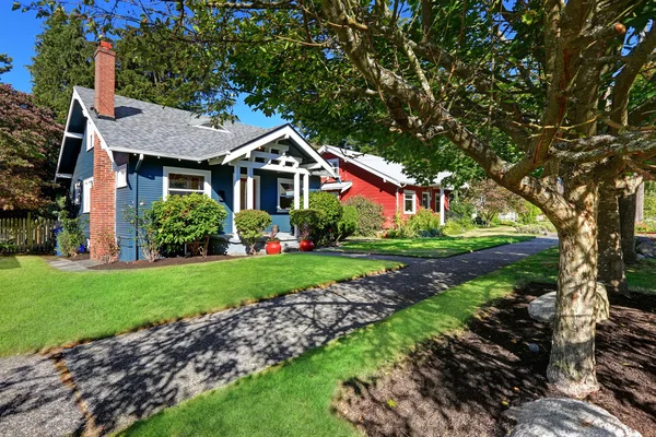 Maison extérieure avec l'appel de trottoir — Photo