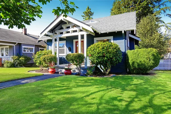 Huis buitenkant met beteugelen beroep — Stockfoto