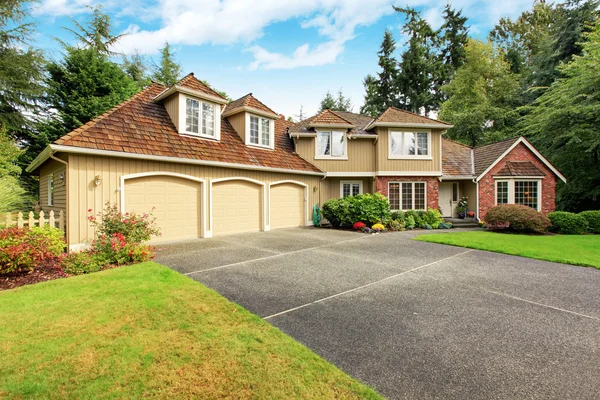 Amerikaanse onroerend goed. Luxe huis buitenkant met baksteen trim — Stockfoto