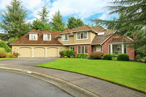 Amerikaanse onroerend goed. Luxe huis buitenkant met baksteen trim — Stockfoto