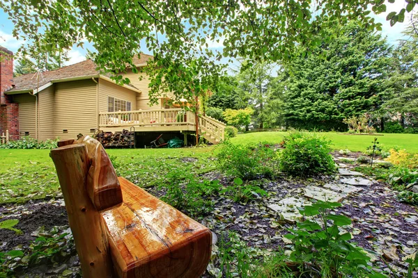 Quintal área de descanso ao ar livre com banco de madeira — Fotografia de Stock