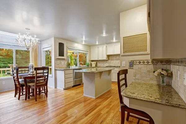 Cocina blanca con mesa de comedor — Foto de Stock