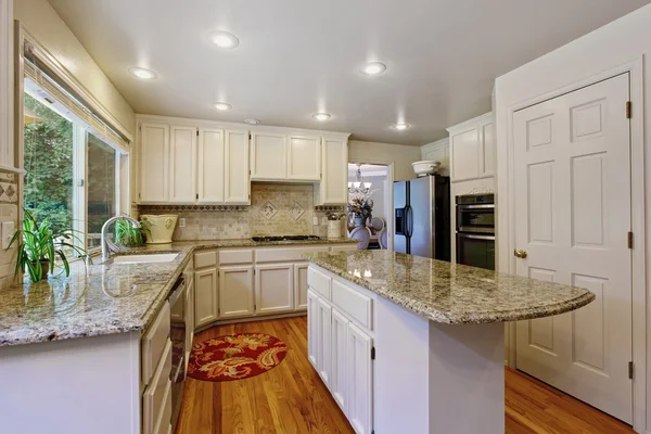 Dapur dengan kombinasi penyimpanan putih dan pulau — Stok Foto