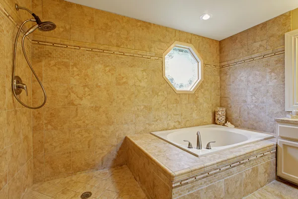 Interior de banheiro de luxo com guarnição de azulejos — Fotografia de Stock