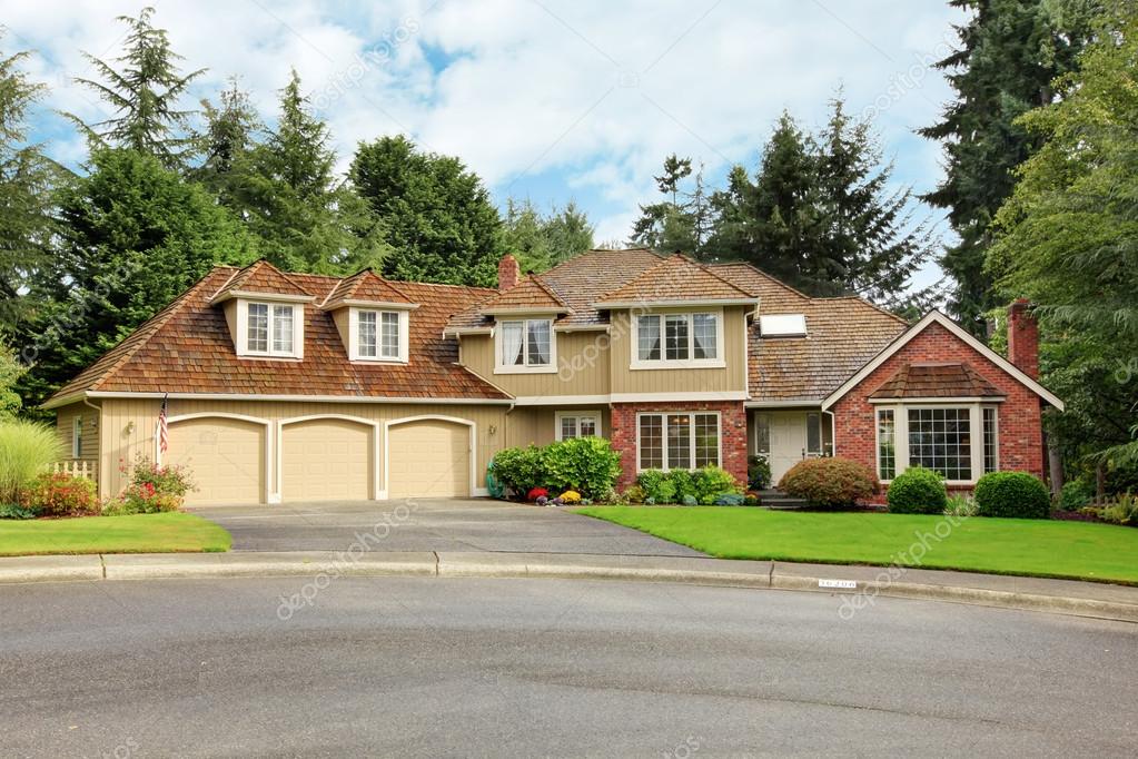 Imóveis americanos. Casa de luxo exterior com guarnição de tijolo fotos