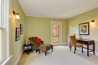 Köşedeki leopar sandalye ile oda ofis