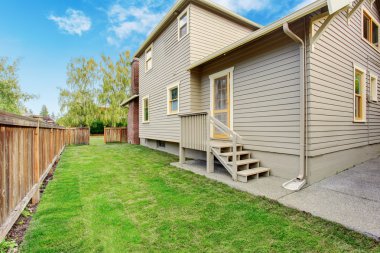 Küçük güverte ve arka bahçe ev