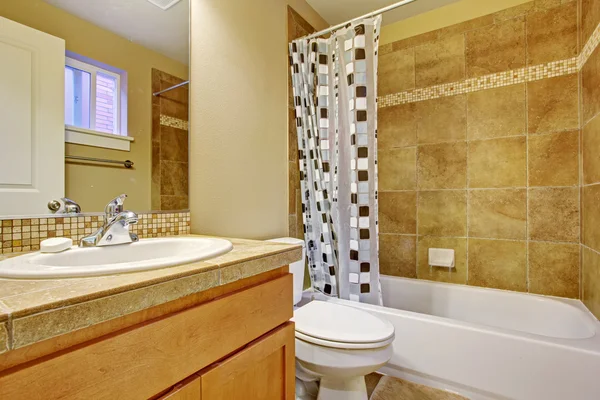Kamar mandi dengan trim dinding ubin — Stok Foto