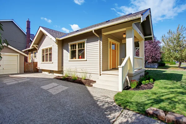 Hus exteriör med vit veranda och orange dörr — Stockfoto