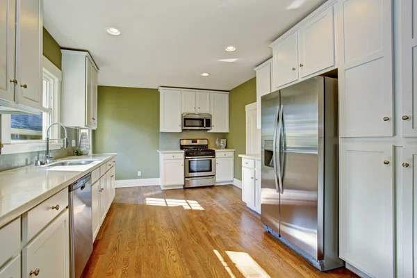 Sala de cocina verde con combinación de almacenamiento blanco — Foto de Stock