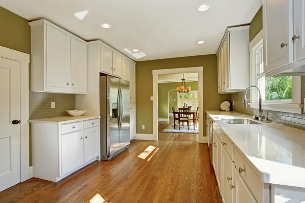 Πράσινη κουζίνα δωμάτιο με συνδυασμό λευκό αποθήκευσης — Φωτογραφία Αρχείου