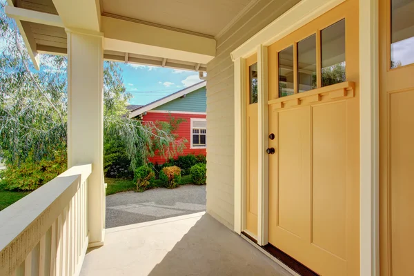Ingang veranda met licht geel deur — Stockfoto