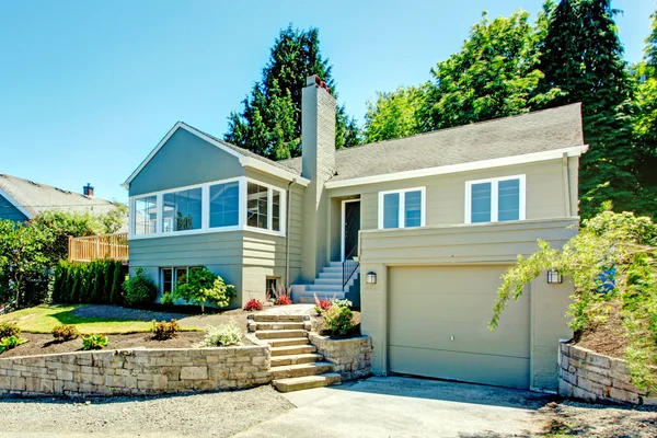 Huis buitenkant met garage — Stockfoto