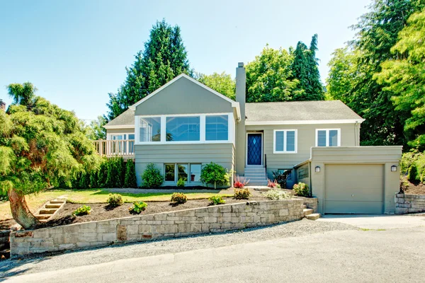 House exterior with curb appeal