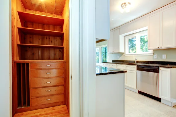 Armário de madeira na sala de cozinha — Fotografia de Stock