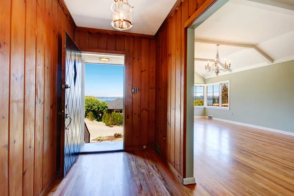 Entry hallway with open door — Stock Photo, Image