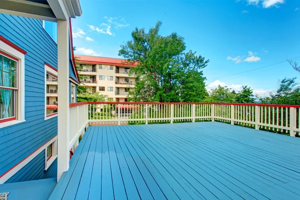 Grande passerelle avec plancher bleu — Photo