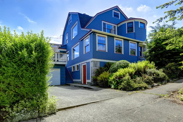 Große Hausfassade in blauer Farbe mit roter Verkleidung — Stockfoto