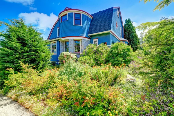 Blauwwitte Huis buitenkant met rode trim — Stockfoto