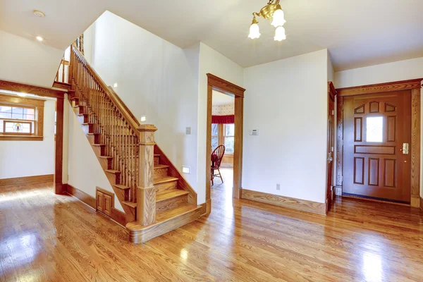Prázdný vstupní chodba s dřevěným schodištěm — Stock fotografie