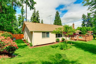 Yeşil çim ve ağaçların ile çit tekrar. 