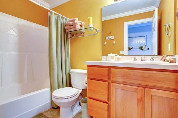 Zářivě žluté koupelny interiér — Stock fotografie