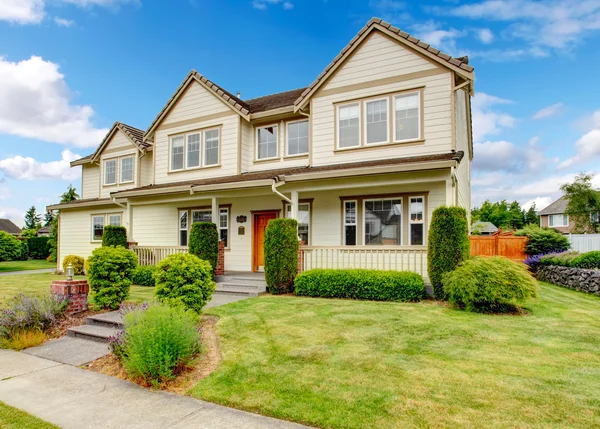 Large house with curb appeal — Stock Photo, Image