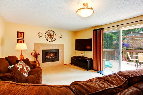 Gemütliches Wohnzimmer mit Kamin und Walkout-Deck — Stockfoto