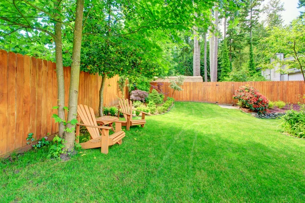 Patio cercado con césped verde y sala de estar —  Fotos de Stock