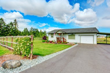 Kırsal ev dış garaj ve driveway ile