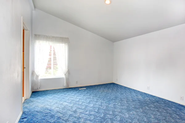 Пустой светлый интерьер спальни со сводчатым потолком — стоковое фото