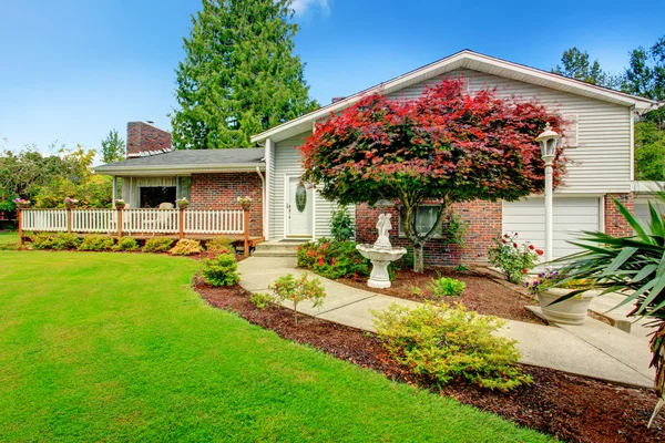 House exterior with brick wall trim — Stock Photo, Image