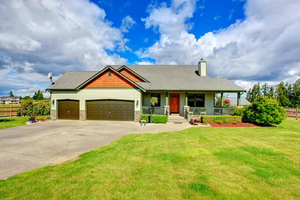 Countryside house exterior with garage and driveway — Stock Photo, Image