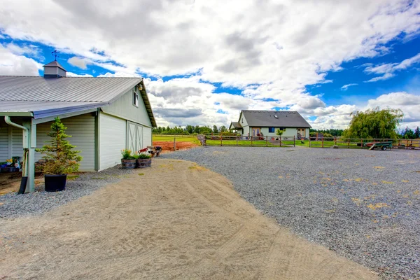 Horse farm land with barn. — Stock Photo, Image