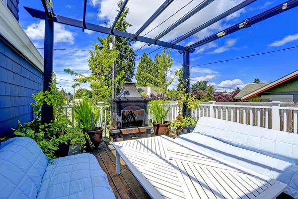 Accogliente zona paito con pergola e camino — Foto Stock