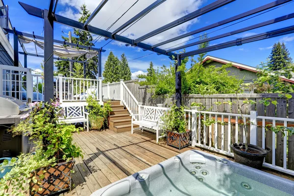 Walkout däck med jacuzzi och pergola — Stockfoto