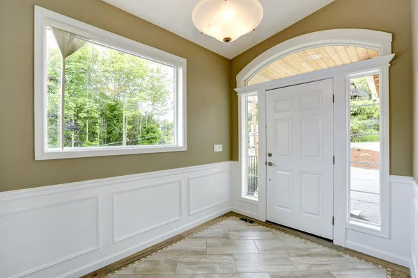 White and olive tones entrance hallway — Stock Photo, Image