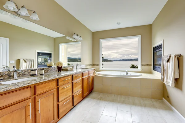 Luxus-Badezimmer mit Kamin und Blick auf die Bucht. — Stockfoto