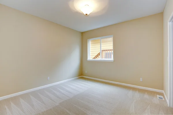 Luminoso dormitorio vacío en tono marfil claro —  Fotos de Stock