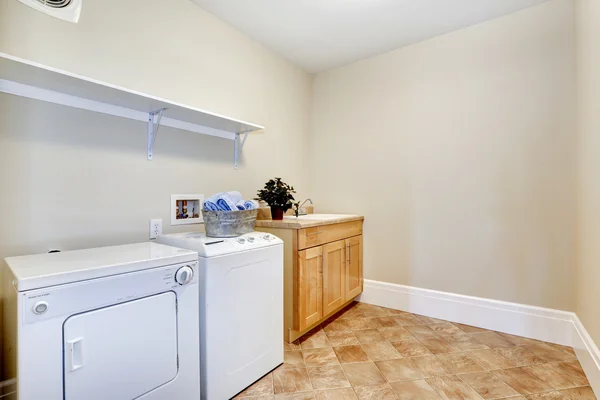 Waschküche mit weißen Geräten — Stockfoto