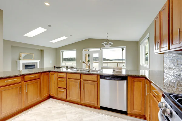 Ruangan dapur mewah dengan lemari coklat terang — Stok Foto
