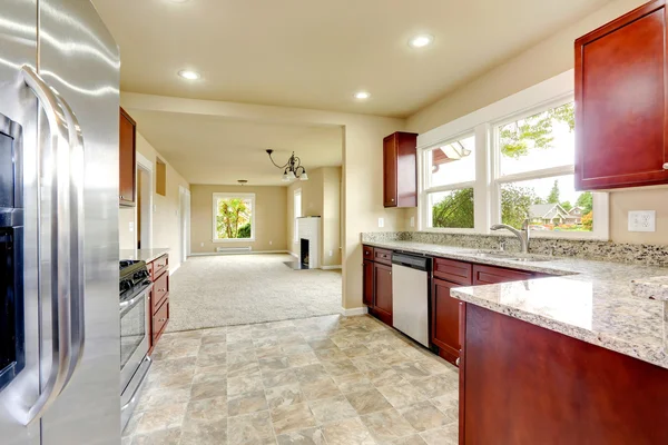 Bright kitchen room with granite tops and burgundy cabinets — Stock Photo, Image